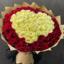 101 красной розы с белым сердцем